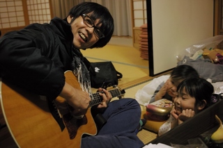 ハシケンの歌に聴き入る娘さんたち.jpg