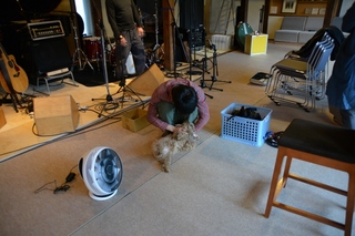 犬と遊ぶ伊藤大地.jpg